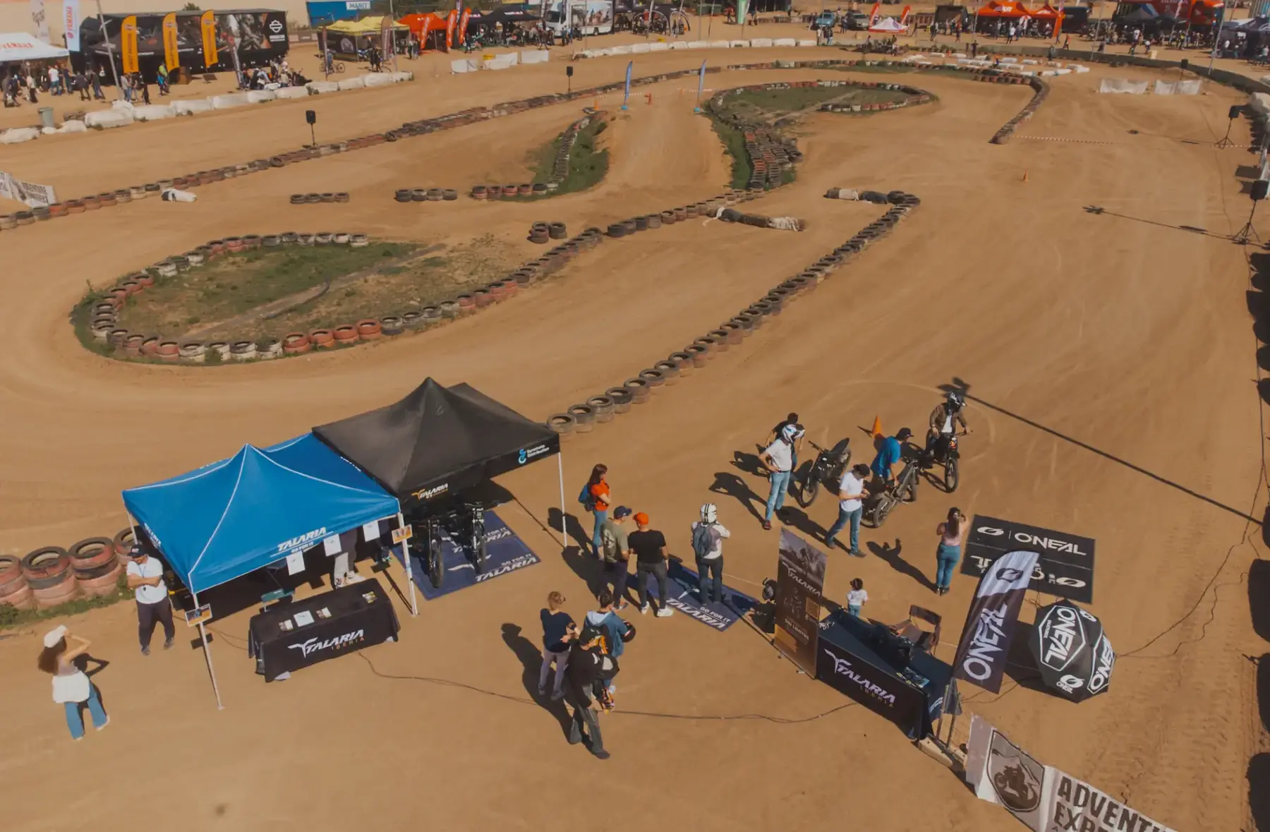 Evento Talaria en circuito de motocross
