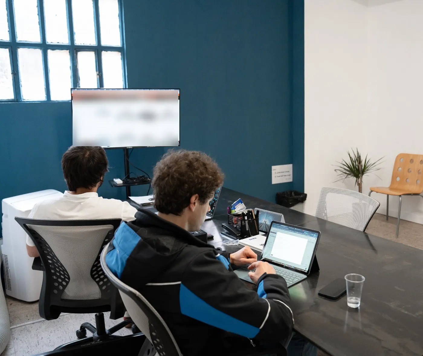 Equipo de Euromoto trabajando en la oficina